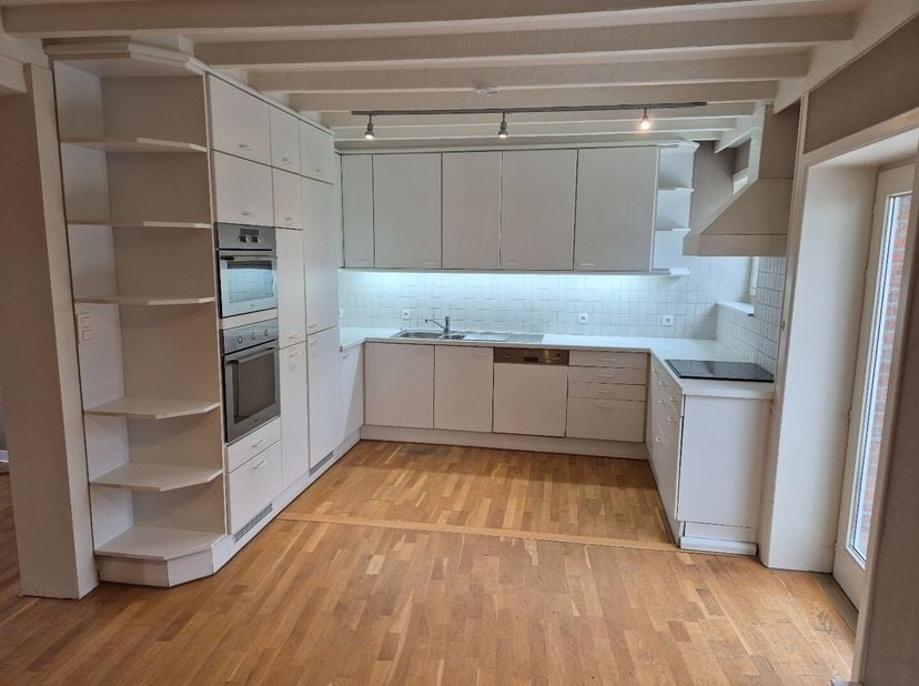 Op de eerste verdieping, midden in het centrum van Kortessem, bevindt zich dit ruime en instapklare appartement.<br />
Het appartement beschikt over e