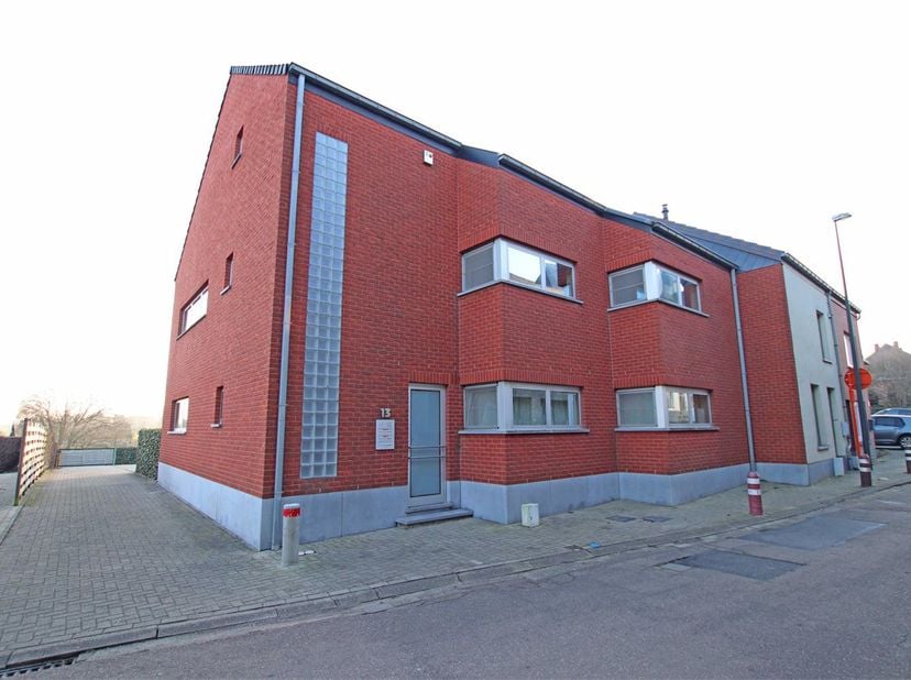Een bezoek is enkel mogelijk na het invullen van volgend formulier: https://kdc-immo.mijnhuurprofiel.be/whise/7588706.<br />
<br />
Ruim appartement m