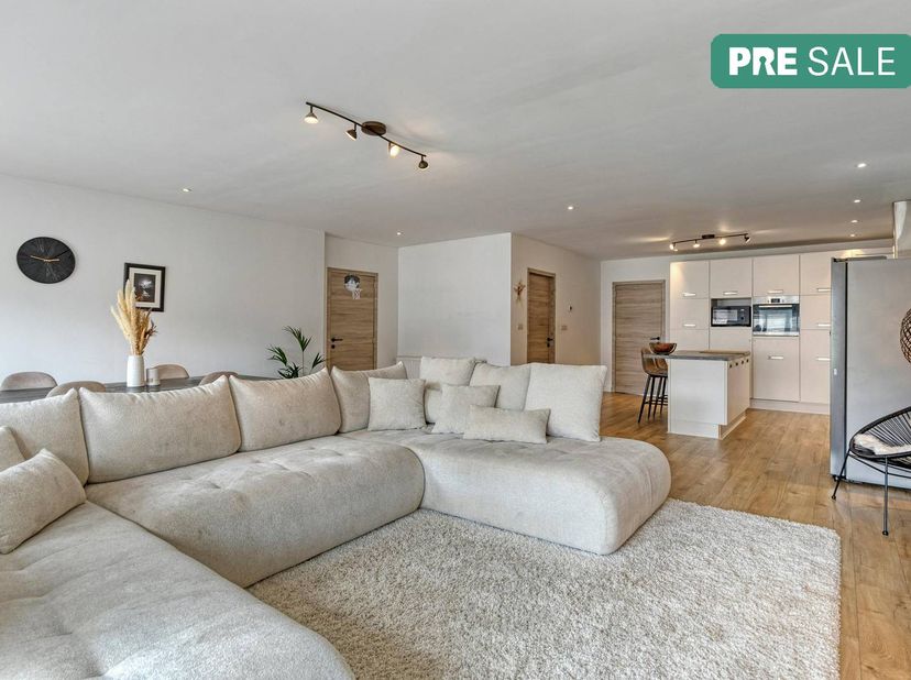 Prêt à vivre au cœur d'Overmere.<br />
<br />
Découvrez cette maison confortable et cool où les finitions modernes se marient à une atmosphère chaleur