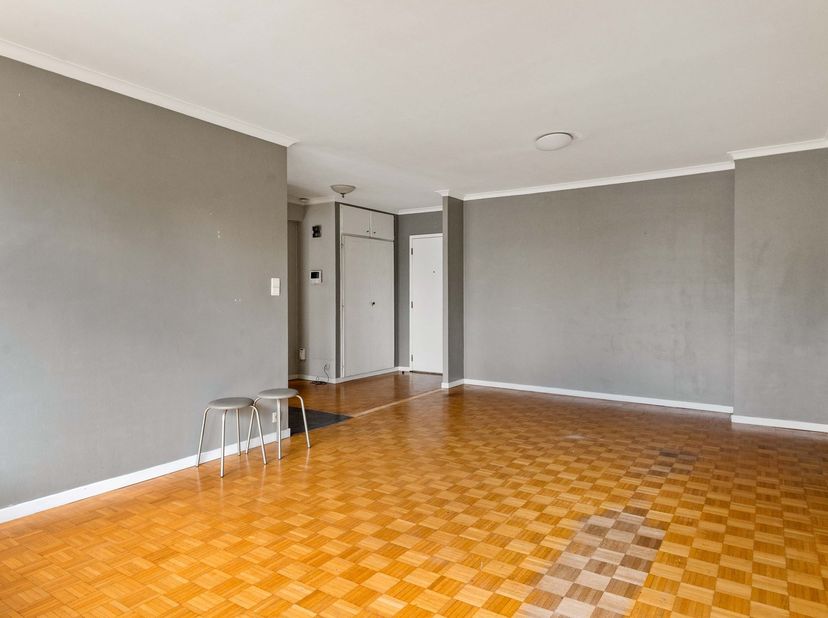 In het Koningin Fabiolapark te Sint-Niklaas bevindt zich dit verzorgd appartement op de tweede verdieping van blok 4. <br />
<br />
Via de inkomhal