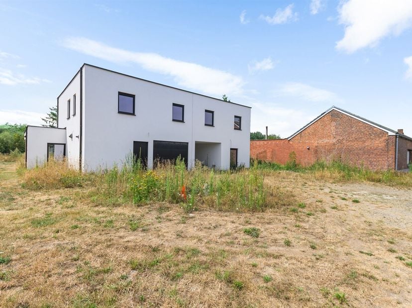 Moderne halfopen woning met 3 slaapkamers en inpandige garage<br />
Locatie<br />
Deze moderne halfopen woning is gelegen aan de Gestelsesteenweg in