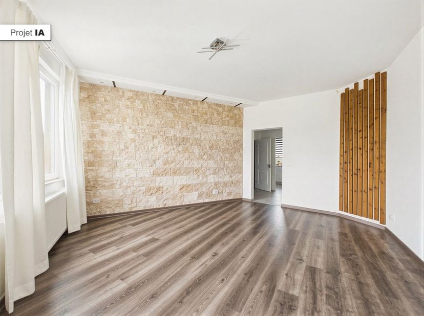 Gelegen in een wijk grenzend aan de gemeente Schaerbeek!<br />
De woning bevindt zich op de bovenste verdieping van het gebouw en bestaat uit een entr