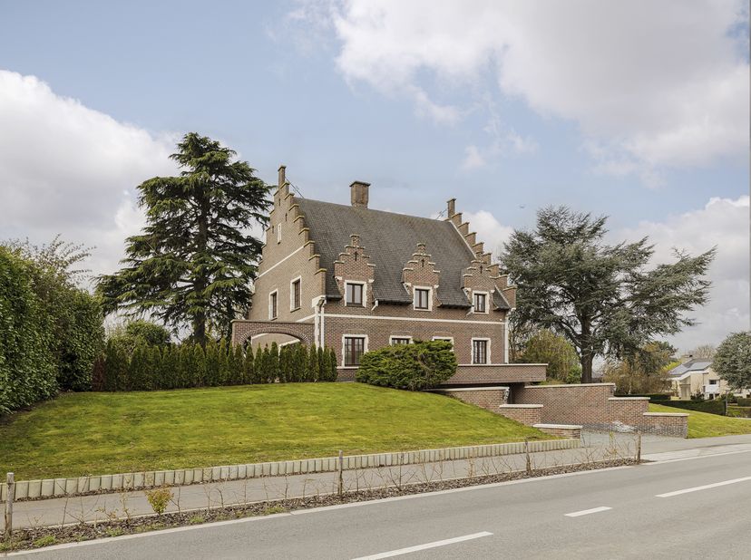 Cette villa entièrement rénovée en 2025 bénéficie d’une situation exceptionnelle en pleine campagne avec une vue dégagée sur les champs et une superfi