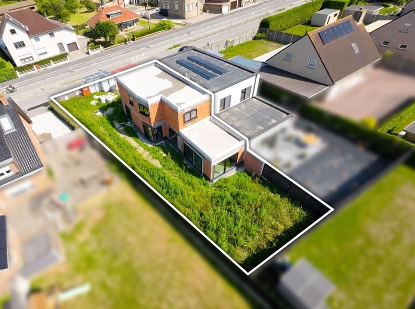 Villa Zeebries is een moderne en uiterst kwalitatieve nieuwbouwwoning net buiten het centrum van Lombardsijde (Middelkerke). Deze ruime halfopen bebou