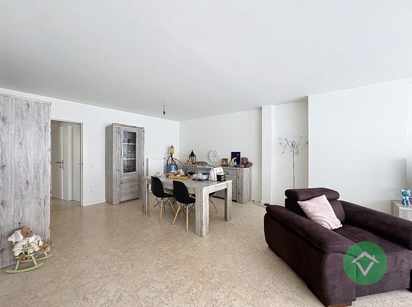 Dit instapklaar appartement bestaat uit: inkomhal - living - keuken - berging/wasplaats - toilet - badkamer - 2 slaapkamers.<br />
Vrij 1/09/2026. Huu