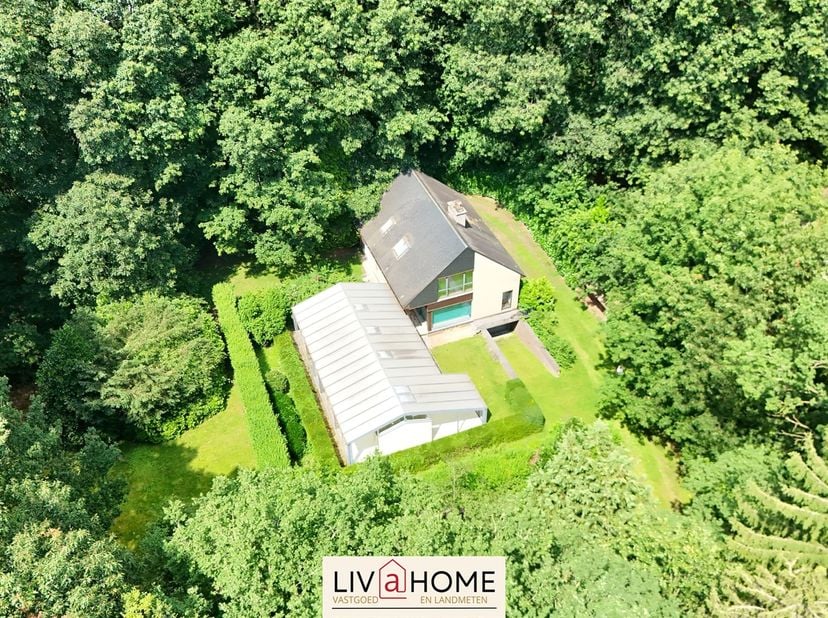 ZEER CHARMANTE VILLA MET OVERDEKT ZWEMBAD EN UNIEKE LIGGING!<br />
<br />
Ontdek deze ruime villa met overdekt zwembad, idyllisch gelegen te midden