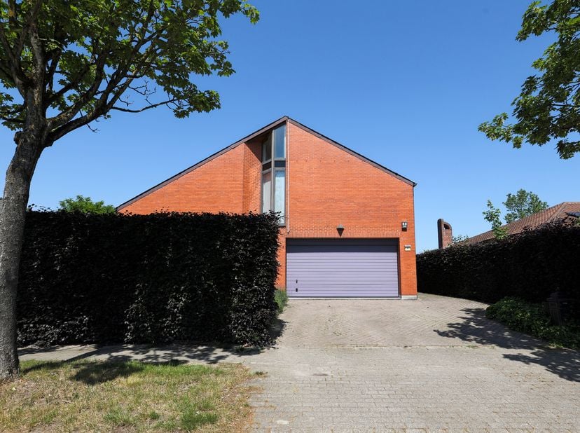 Welkom in deze vrijstaande villa op een perceel van maar liefst 1.200 m², met 385 m² bewoonbare oppervlakte en een uitzicht waar je onmogelijk op uitg