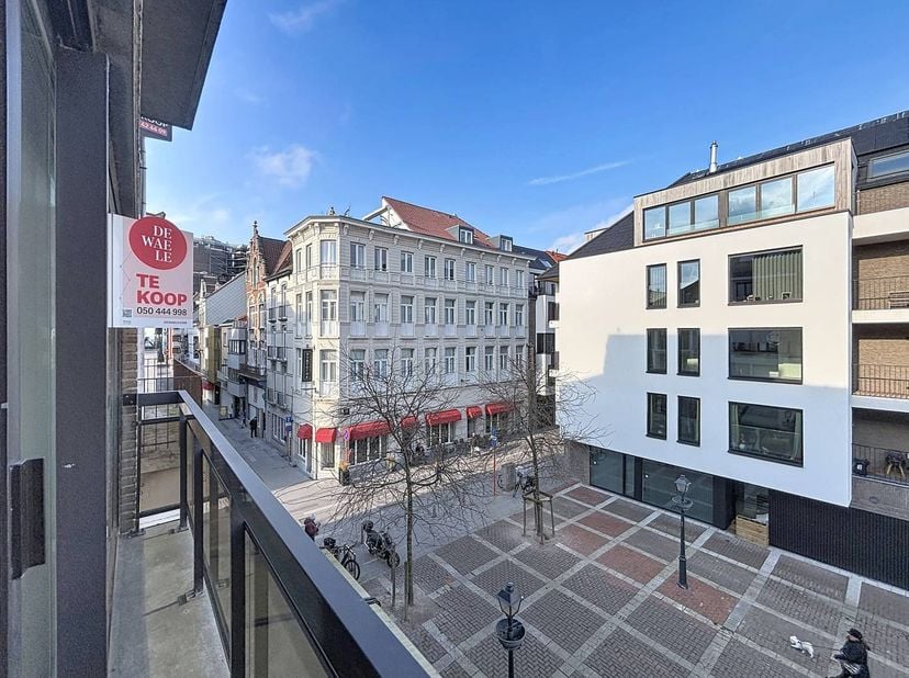 Centraal gelegen opbrengstgebouw bestaande uit handelsgelijkvloers en 3 appartementen op Manitobaplein in Blankenberge. Het Manitobaplein ligt op wand