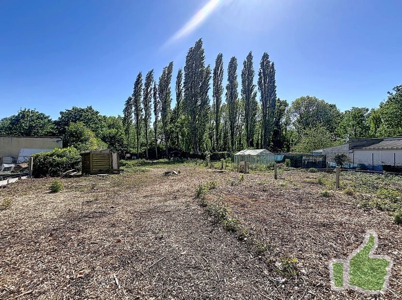 Terrain à bâtir de 1449 m2<br />
Idéal pour construction : 3 maisons, 1 maison indépendante ou un petit bloc d'appartements<br />
25 m de façade et 67