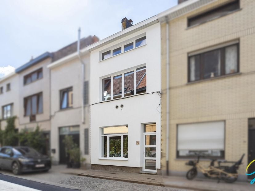 Située dans un excellent quartier de Gentbrugge, cette maison familiale entièrement rénovée avec goût en 2016 est prête à emménager et offre un parfai