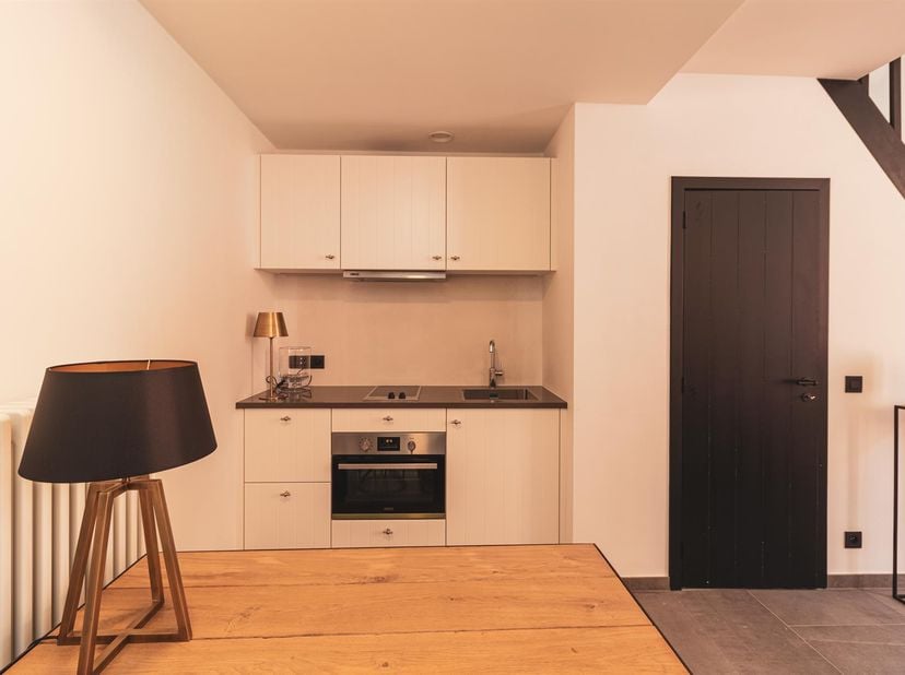 BEZOEK ENKEL AANVRAGEN VIA IMMODAVINCI.BE<br />
LIGGING:<br />
Deze woning is gelegen in een charmante straat dewelke deel uitmaakt van een karaktervo