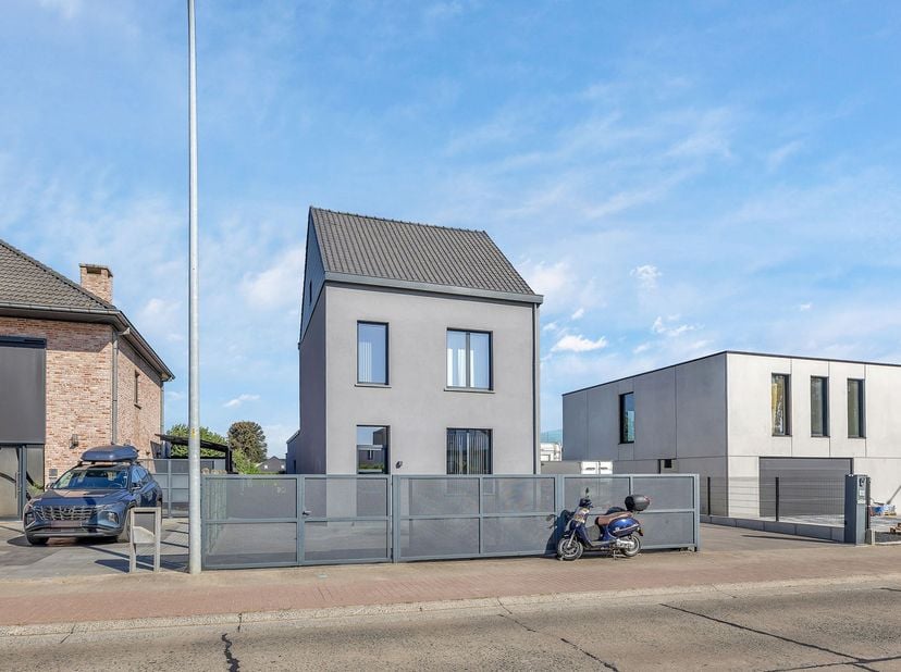 Deze instapklare woning met drie slaapkamers gelegen in Ninove heeft een gunstig EPC en conforme elektriciteit. Ideaal voor wie zonder zorgen wil verh