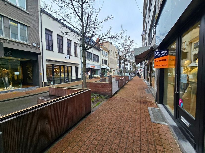 Handelspand op enkele passen van de hoofdwinkelstraat en de Grote Markt. Nuttige gelijkvloerse winkelruimte van ca. 72 m² + kelder ca. 40m² met een fa