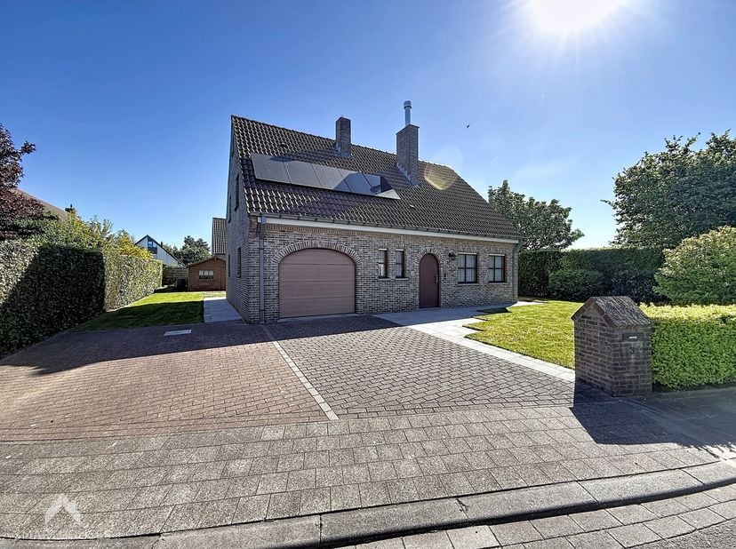 Perfect onderhouden, karaktervolle villa op een perceel van 652 m², gunstig gelegen nabij alle voorzieningen. De woning omvat een inkomhal, een gezell