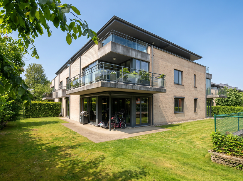 WATERLOO – Faubourg, Superbe APPARTEMENT en REZ-DE-CHAUSSEE avec JARDIN (2CH/SDB/JARDIN) de ± 120 m² habitables avec emplacement de parking intérieur