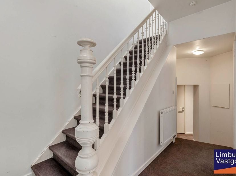 Gezellig en zeer centraal gelegen appartement met ruim terras op de bovenste verdieping van een kleinschalig appartementsgebouw. Dit appartement is ge
