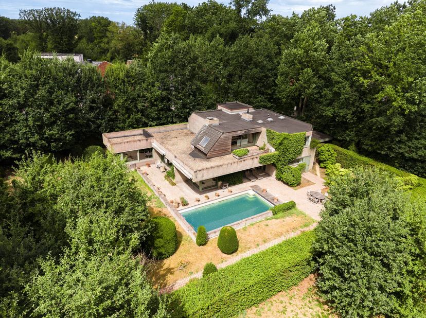 Deze unieke villa, ontworpen door architect Degeyter, combineert een iconische architecturale signatuur met een hoog privacyniveau en absolute rust. H