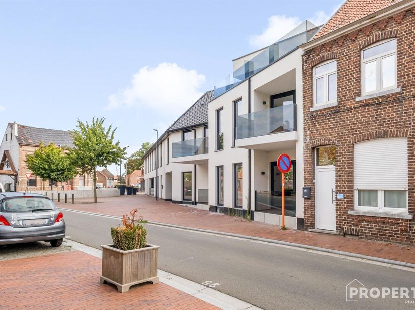 Rustig gelegen gelijkvloerse nieuwbouwappartement met een vlotte verbinding naar de omliggende steden.<br />
<br />
Via de inkomhal komt u binnen in