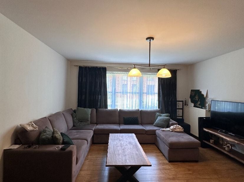 Ruim gelijkvloers appartement met 3 slaapkamers te Pelt:Indeling: inkom, toilet, woonkamer, keuken, 3 slaapkamers, bureau, badkamer en berging/wasplaa