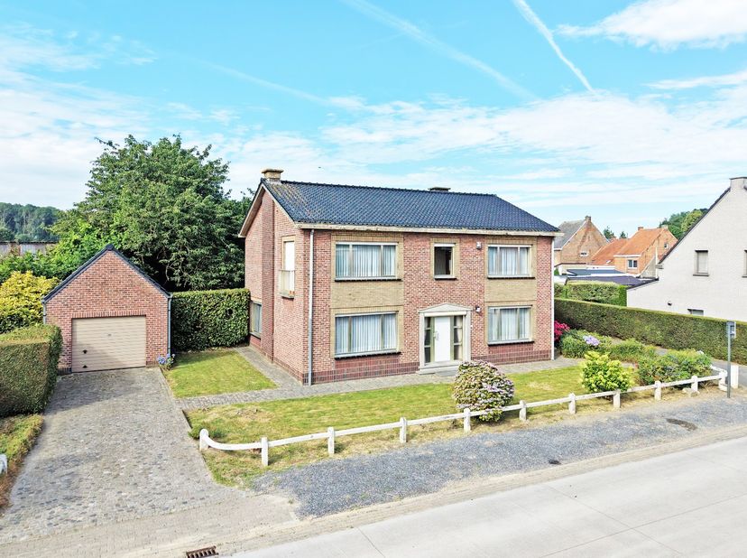 Dit prachtig landhuis dateert uit einde de jaren '60, en situeert zich langsheen Kattenbos te Sint-Lievens-Houtem (Vlierzele), zeer centraal gelegen,