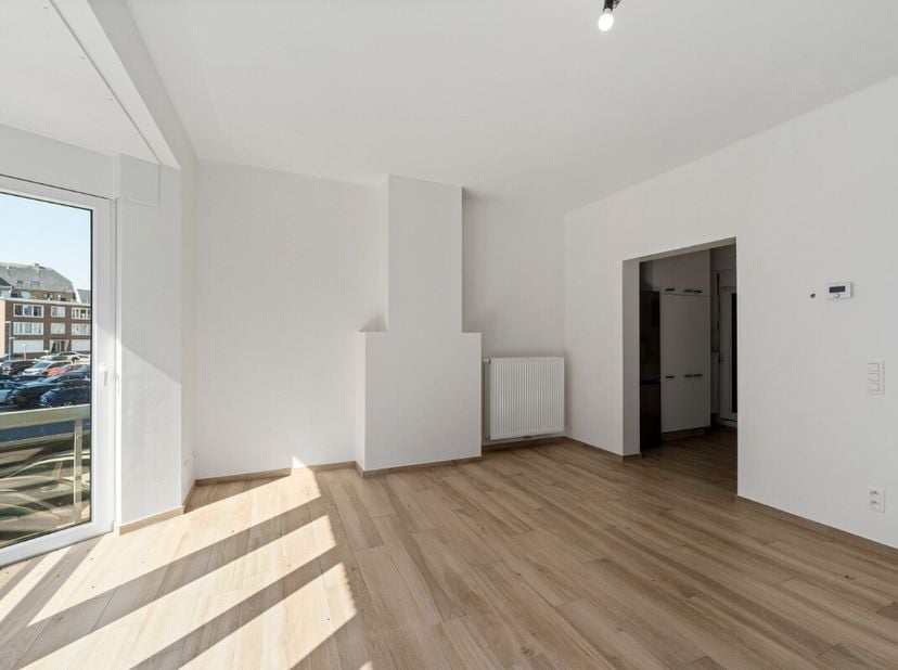 Jaarverhuur  Ongemeubeld appartement op toplocatie in Koksijde. Bent u op zoek naar een comfortabele woonst aan de kust? Dit ongemeubelde appartement