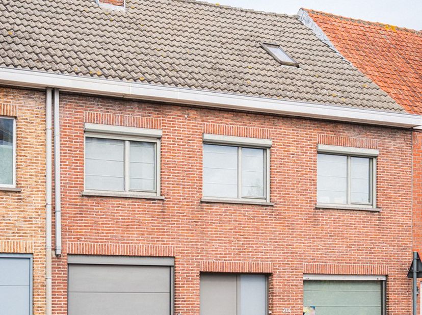 Bent u op zoek naar een ruime en perfect onderhouden gezinswoning waar u zonder zorgen kunt intrekken? Dan zal deze verrassend ruime woning van maar l