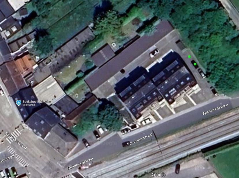 Bent u op zoek naar een autostaanplaats? Zoek dan niet verder! <br />
Wij bieden 2 autostaanplaatsen aan op een uitstekende locatie aan de Spoorwegst