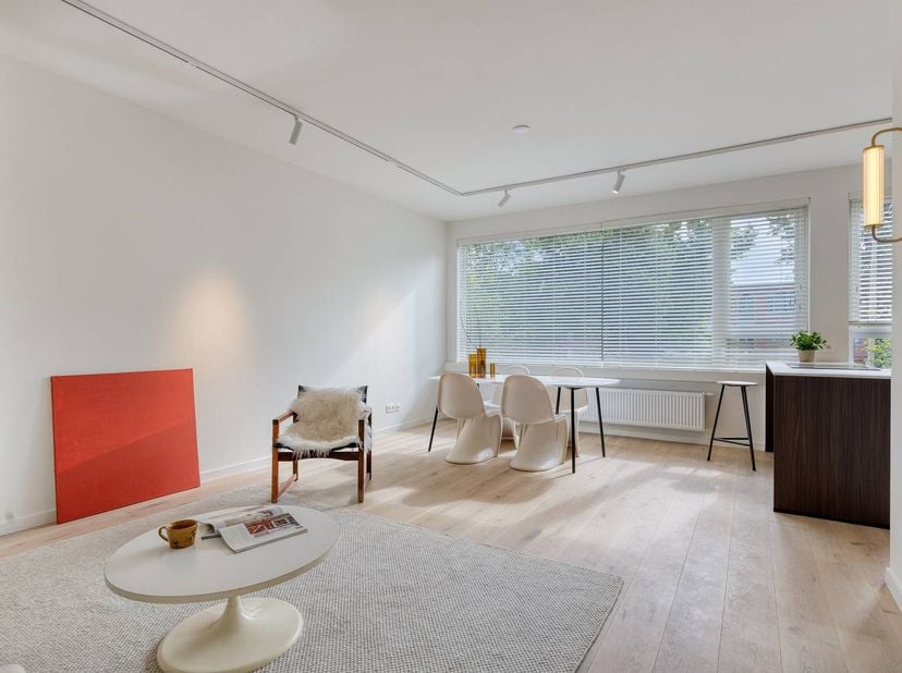 Indeling: <br />
- ruime inkomhal met apart gastentoilet <br />
- lichtrijke woonkamer met hoogwaardig afgewerkte open keuken (36 m²) <br />
- berging