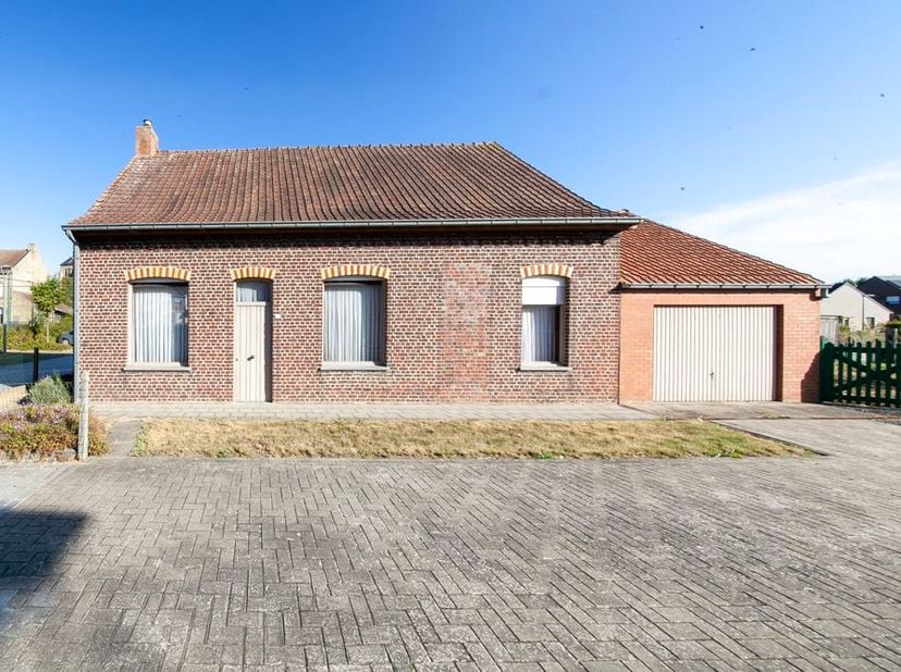 RENOVATIEPAND MET RUIME TUIN - <br />
<br />
Indeling: inkom, leefruimte, keuken, ruime berging, badkamer op voute, 2 slaapkamers + grote zolderruimte