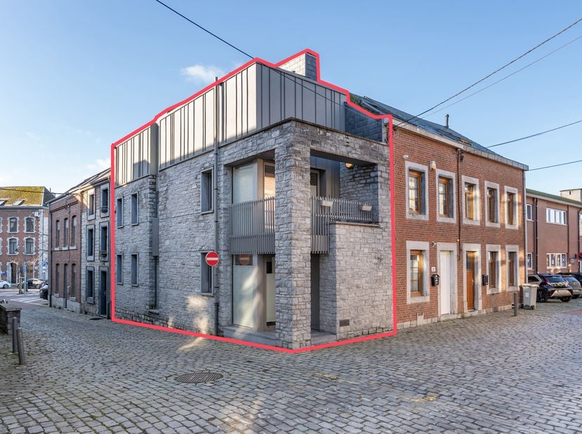 EASYHOME a l’honneur de vous présenter, à deux pas du piétonnier et du cœur de Marche-en-Famenne, un bien d’exception, unique dans son genre.<br />
Ce