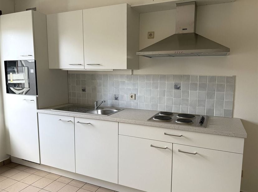 Aangename studio met 1 slaapkamer en garagebox<br />
Locatie:<br />
Het appartement is vlot bereikbaar gelegen en bevindt zich nabij de ring en het ce
