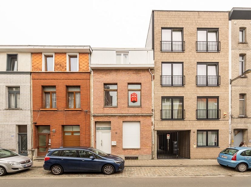 Cette maison située à la périphérie de la ville d’Anvers se trouve à distance de marche des commerces, des écoles, des transports en commun et des éta