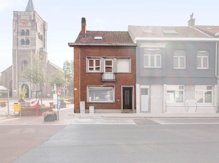 Ben je op zoek naar een woning die je volledig naar eigen smaak kunt inrichten? Dan is deze charmante te renoveren woning in het centrum van Sint-Eloo