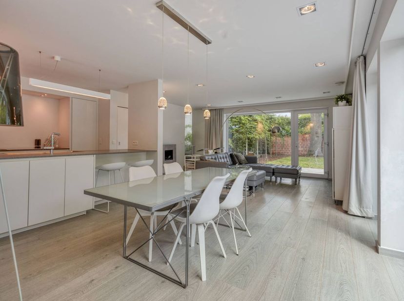 Welkom op de Populierenstraat 35 te Kuringen-Hasselt. Deze moderne woning is gelegen in een bijzonder gegeerde en rustige buurt. Hier geniet u van het
