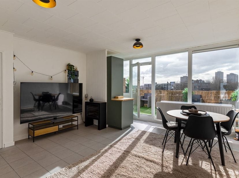 Dit appartement bevindt zich op de vijfde en bovenste verdieping van een appartementsgebouw aan de Bisschoppenhoflaan in Deurne. Dankzij de centrale l