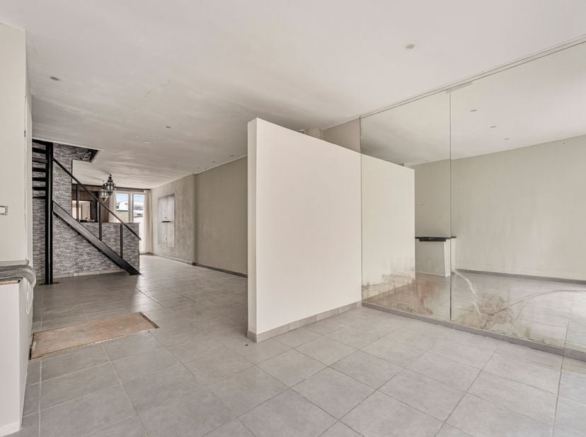 Deze woning bevindt zich in het centrum van Izegem.<br />
Door zijn interessante ligging kan je werk en wonen comfortabel combineren.<br />
De woning