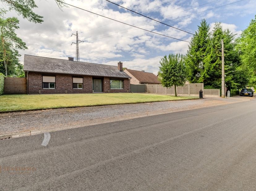 Bent u op zoek naar een goed onderhouden, gelijkvloerse woning met een ruime tuin en alle comfort? Dan is deze charmante vrijstaande bungalow in een b