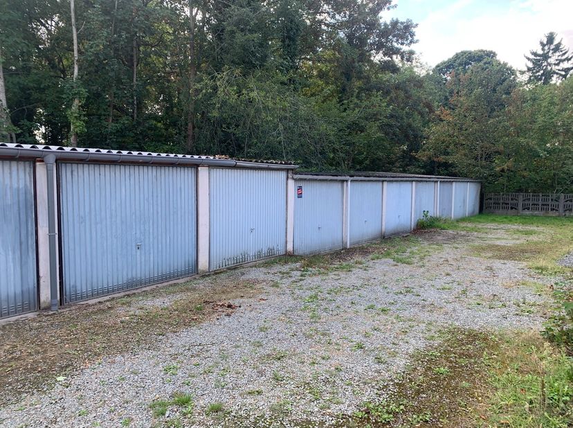 Bent u het beu om elke dag parking te zoeken of maandelijks huur te betalen voor uw parking? Grijp dan deze kans om een garagebox aan te kopen op een
