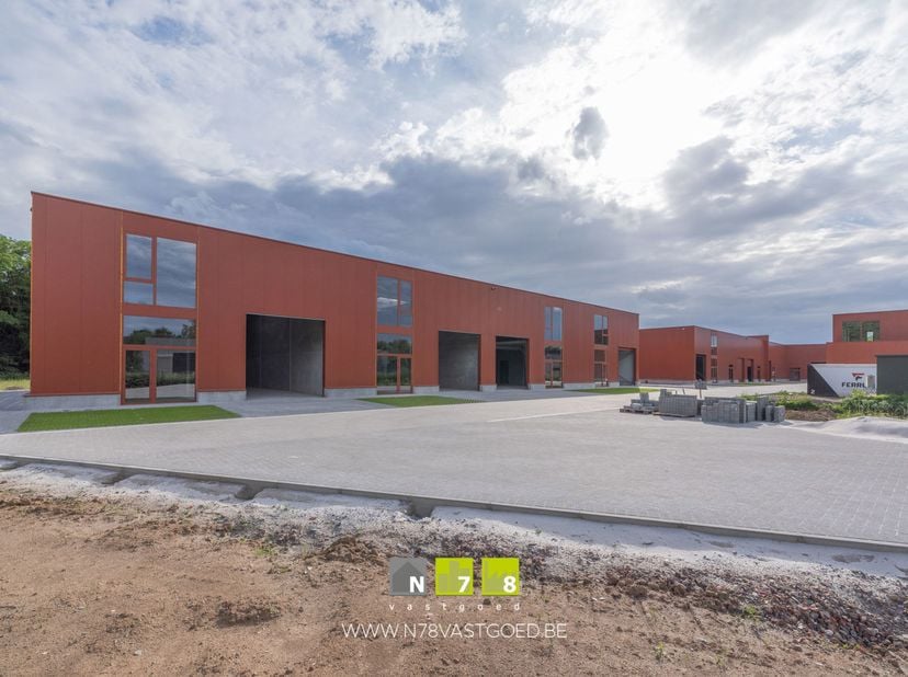 UNIT C (FASE 2) GELEGEN IN BEDRIJVENPARK MANEBORN TE MAASMECHELEN.<br />
ALGEMEEN<br />
Dit nieuwe bedrijvencomplex omvat 2 fases met in totaal 23 KMO