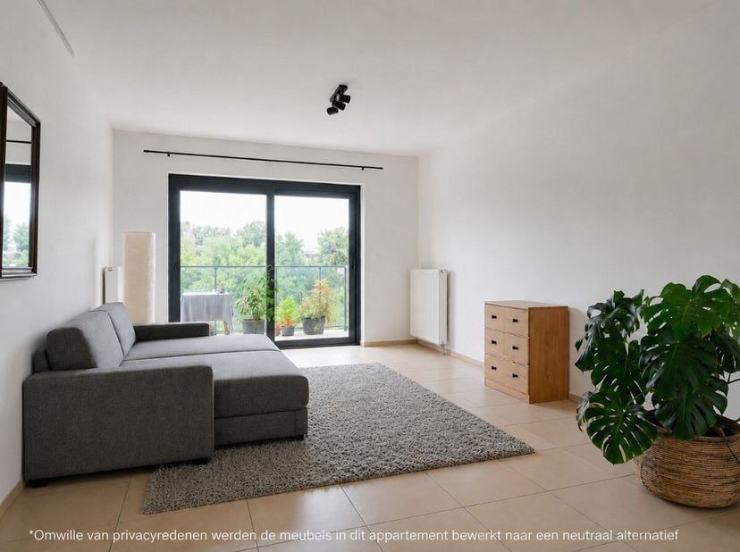 Verrassend ruim en lichtrijk appartement met twee slaapkamers, terras en staanplaats, gelegen in het centrum van Maasmechelen.Dit appartement met een