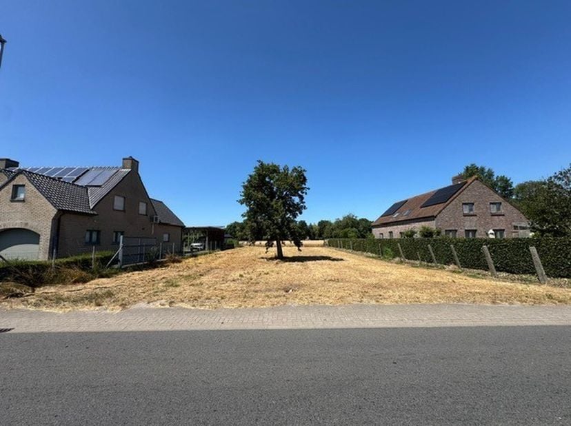 Droomt u van een eigen woning op een unieke locatie? Dan is deze prachtige bouwgrond van 965 m² de ideale kans om uw woondroom te realiseren.<br />
<b