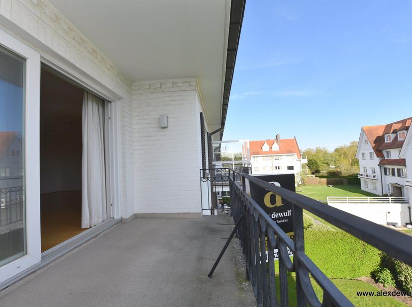 ✨ Ruim gerenoveerd appartement met zonneterras en uniek zicht op het Zwin<br />
Op een toplocatie, op enkele passen van de Wandeldijk, bevindt zich di
