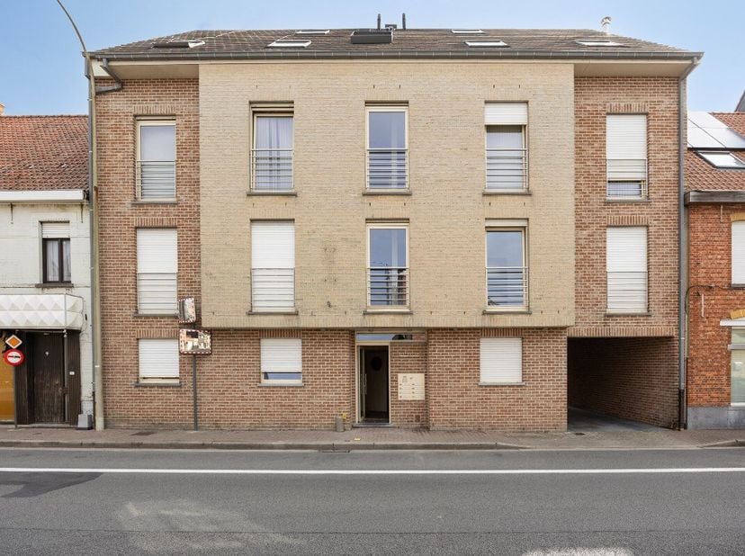 Het gaat over een gebouw met 8 appartementen en bijhorende garages gelegen in de centrumstraat 57 Olsene ( Zulte ).Momenteel zijn alle appartementen o