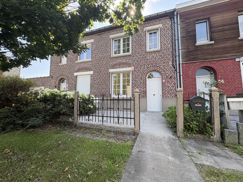 Deze gerenoveerde woning combineert hedendaags wooncomfort met een praktische indeling en een aangename buitenruimte. Een instapklare woning waar comf