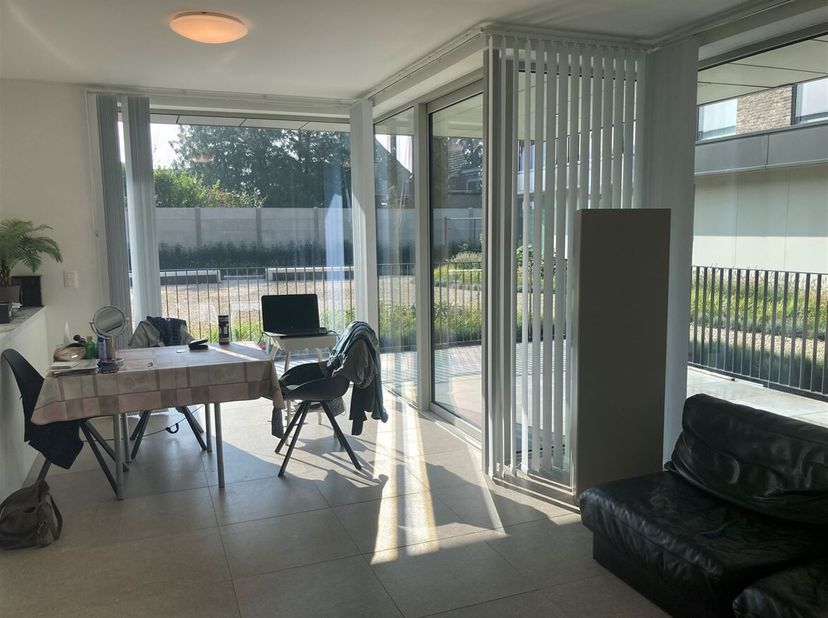 Magnifique appartement neuf de plain-pied avec terrasse ensoleillée et dépendances.<br />
Situation : très bien situé, au centre de Veerle-Laakdal. Ac