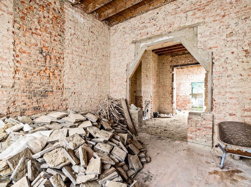 Te renoveren woning met tuin op een toplocatie in Herentals<br />
 Deze woning dateert van 1918 en werd volledig gestript.<br />
 Ligging: De woning i