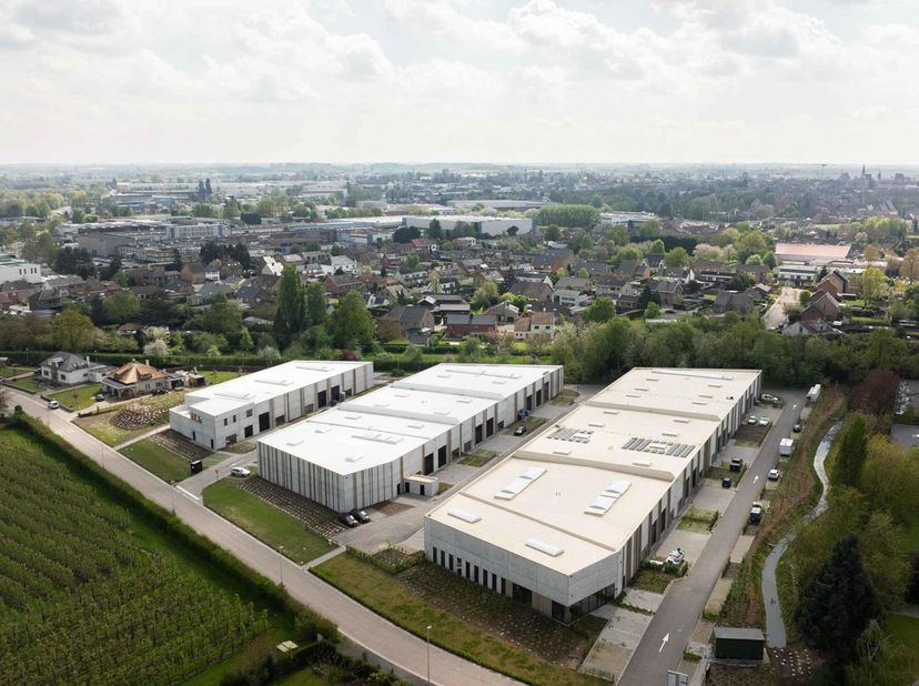 KANTOORRUIMTE 178M² MET AANSLUITEND EEN KMO-UNIT MET EEN OPPERVLAKTE VAN 437M² EN EEN MEZZANINE VAN 173M² EN 7 PARKEERPLAATSEN GELEGEN IN HET NIEUWE B