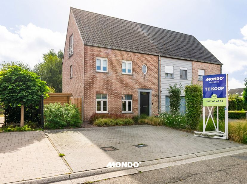 Moderne, ruime en instapklare woning te koop in een nieuwe, rustige en kindvriendelijke verkaveling. De woning is ideaal gelegen met winkels, scholen