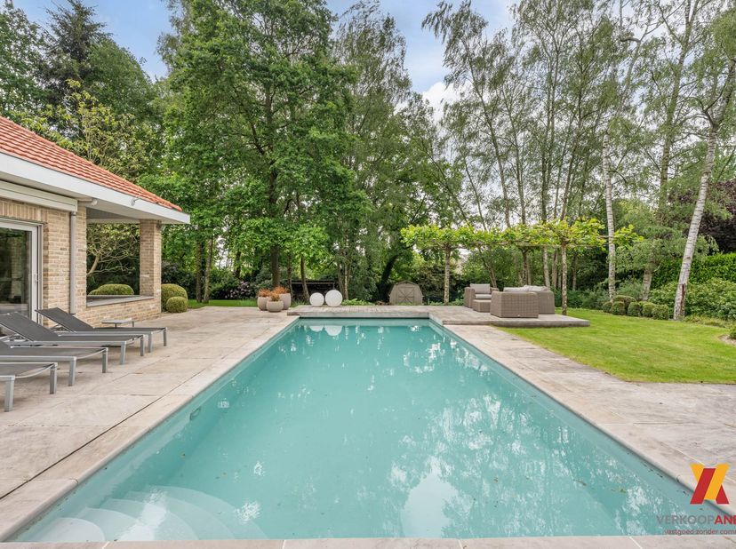 Gelegen in een rustige en kindvriendelijke doodlopende straat vindt u deze stijlvolle villa waar luxe, comfort en privacy perfect samenkomen. Deze pra