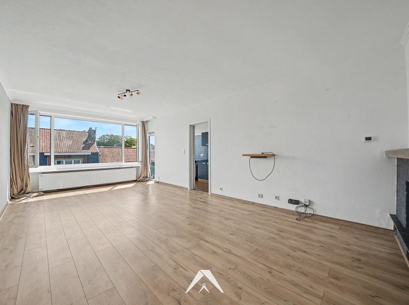 In de Aalbeeksesteenweg te Kortrijk bieden wij dit instapklaar appartement met garagebox te huur aan. Rustig gelegen en met een praktische indeling, b